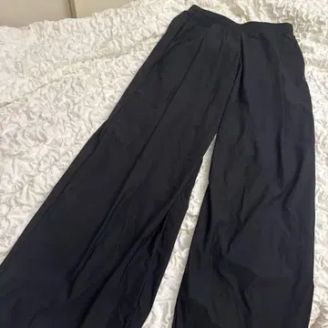 UNIQLO 블랙 에어리즘 와이드 팬츠