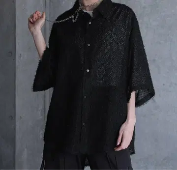 SERACE 블랙 루즈 실루엣 자카드 샤기 시어 반팔 셔츠