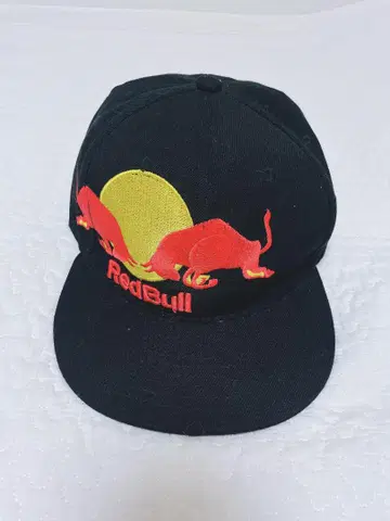 Red Bull 자수 로고 캡 블랙 스트레이트 챙