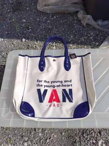 VAN JAC BIG 로고 에나멜 토트백 화이트/네이비