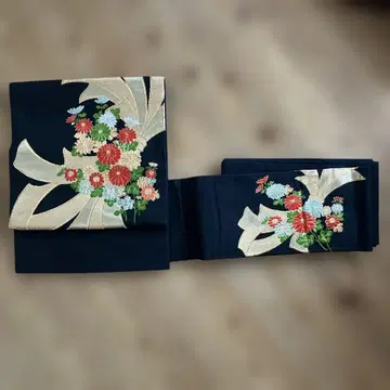 블랙 베이스에 국화와  문양 순수 실크 화려한 나고야 오비 새상품급