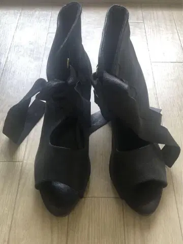 Too 블랙 오픈토 샌들