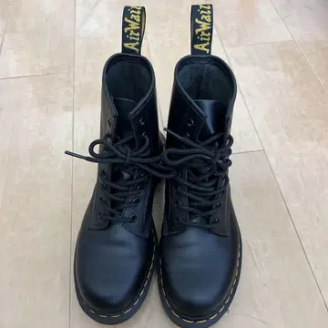 Dr. Martens 블랙 워크 부츠