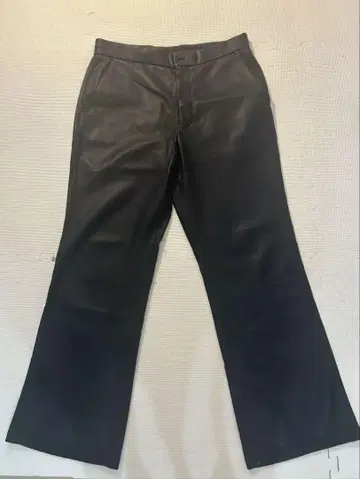 Zara 인조 가죽 플레어 팬츠 L 사이즈