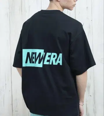 NEW ERA 백 프린트 티셔츠 블랙