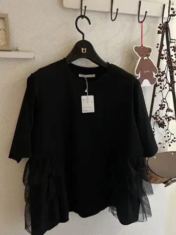 미사용 새상품 튤 프릴 블랙 반팔 티셔츠