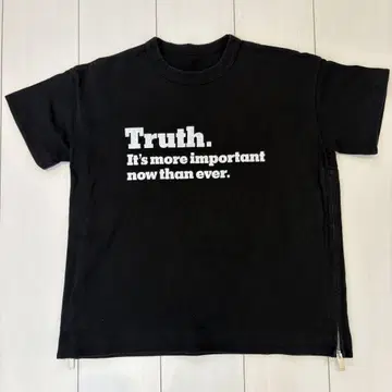 sacai Truth 티셔츠 지퍼 디자인