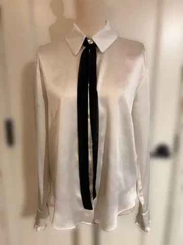 Zara 새틴 화이트 리본 셔츠