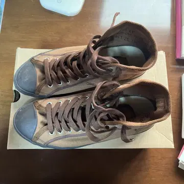 브라운 캔버스 하이컷 스니커즈