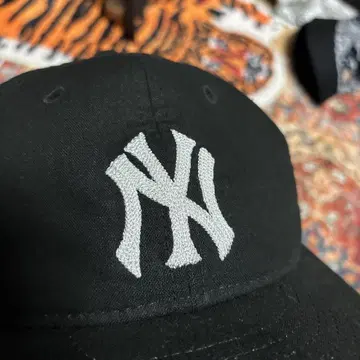 newera mondaysuck 감 로고 체인 스티치 black