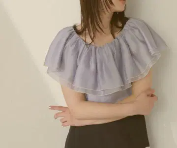 NATURALBeautyBASIC 바이컬러 메로우 프릴 블라우스 반팔