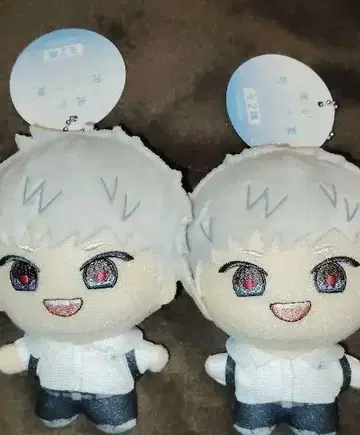 빛이 죽은 여름 봉제 인형 2개