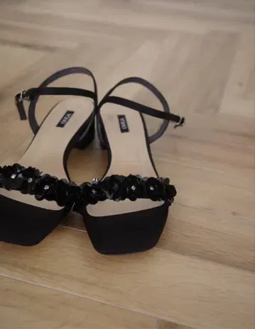 OHGA FLOWER LOOP SANDAL