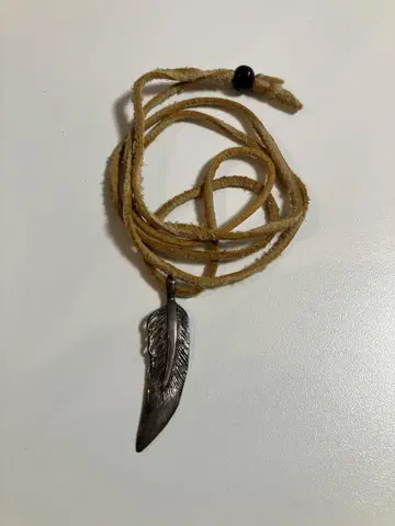 깃털 모티브 가죽 목걸이