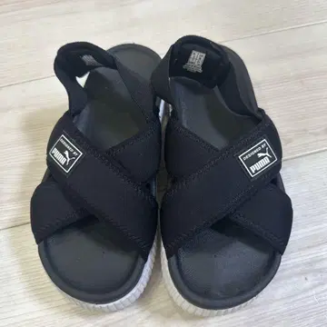 PUMA 블랙 통굽 샌들 24cm