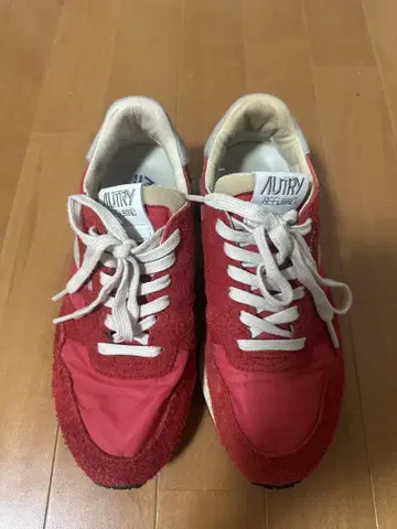 AUTRY 레드 스니커즈