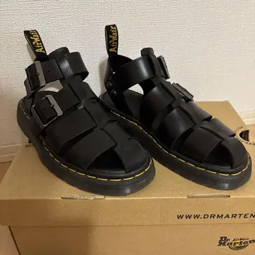 Dr. Martens 구르카 샌들