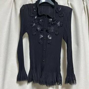 검정색 플리츠 긴팔 상의