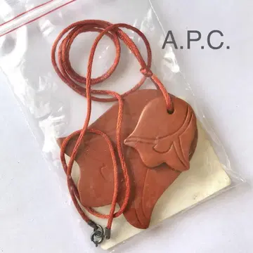 A.P.C. 튤립 가죽 펜던트 목걸이 참