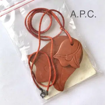 A.P.C. 튤립 가죽 펜던트 목걸이 참