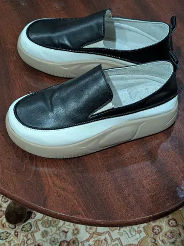 블랙 앤 화이트 통굽 소가죽 슬립온