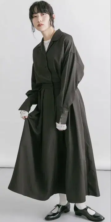 KBF 오픈 카라 박스 플리츠 원피스 D.COFFEE