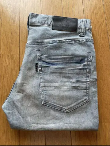 거의 미사용 토네이도 마트 스키니 데님 일본제 라벨 소가죽 M 사이즈