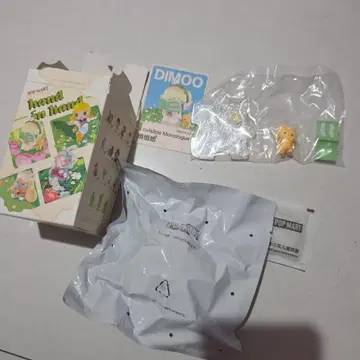 POP MART hand in hand