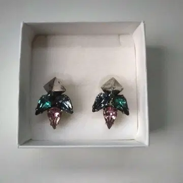 TOM BINNS 톰빈즈 크리스탈 스와로브스키 스터드 귀걸이