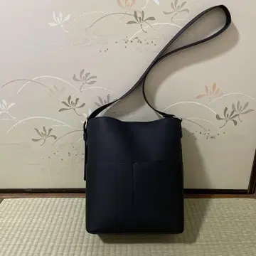 아웃 포켓 숄더백 블랙