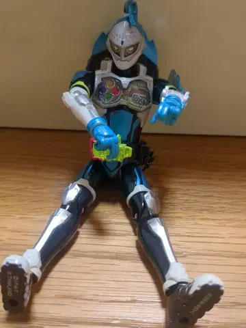 가면라이더 이그제이드의 가동식 피규어