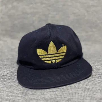 구제 90s adidas 네이비 캡 골드 로고 데상트