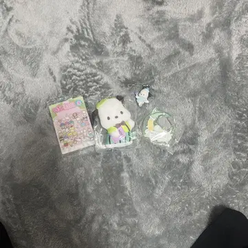 산리오 포차코 굿즈 3개와 딸기신문 카드