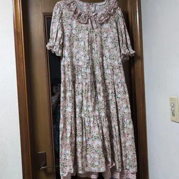 핑크하우스의 핑크 크로바 미디 원피스