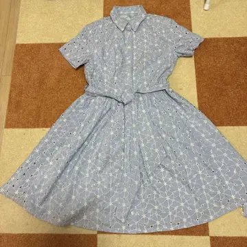 레파세 스카이블루 꽃무늬 자수 반팔 셔츠 원피스
