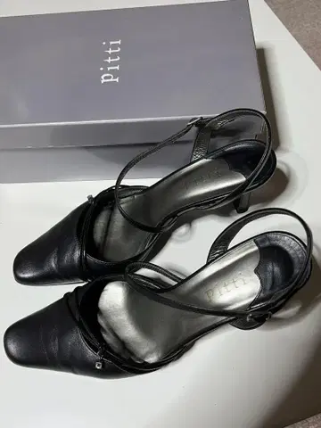 pitti 블랙 스트랩 힐 8cm