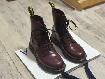 Dr. Martens 8홀 버건디 가죽 부츠 UK8