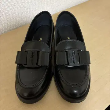 Ferragamo(페라가모) 검정 가죽 신발 리본 로퍼