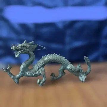 금속제 드래곤 조각 청동색