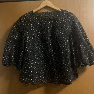블랙 플라워 무늬 7부 소매 상의 JUSGLITTY