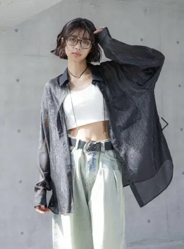 PAGEBOY 소프트 라메 시어 루즈 셔츠 블랙