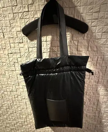 [ un/neu ] 메탈릭 패딩 스퀘어 토트