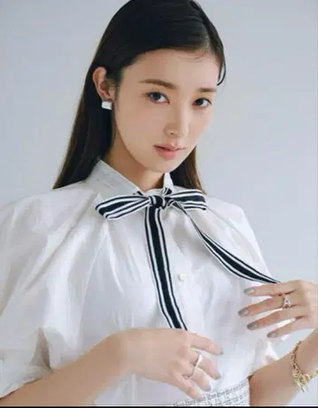 스나이델 리본 포함 화이트 반팔 셔츠