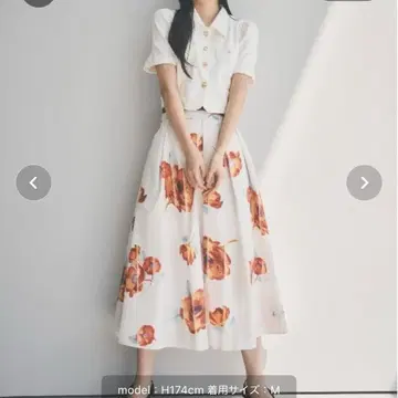 AND COUTURE 선셋 플라워 턱 플레어 스커트