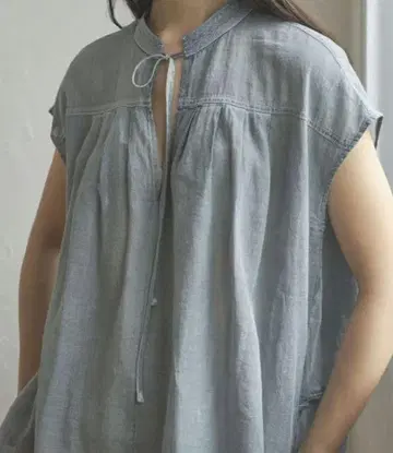 ANGELINA 데님풍 반팔 셔츠 프론트 타이 부착