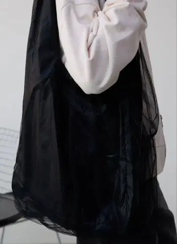 블랙 메쉬 토트백