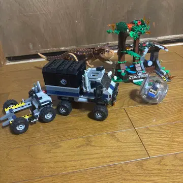 LEGO 쥬라기 월드 카르노타우루스 대 자이로스피어