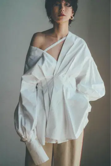 CLANE 21SS OFF SHOULDER TUCK BLOUSE