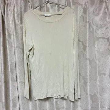 리브 크림색 긴팔 상의