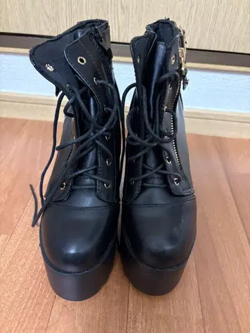 레이스업 통굽 부츠 블랙